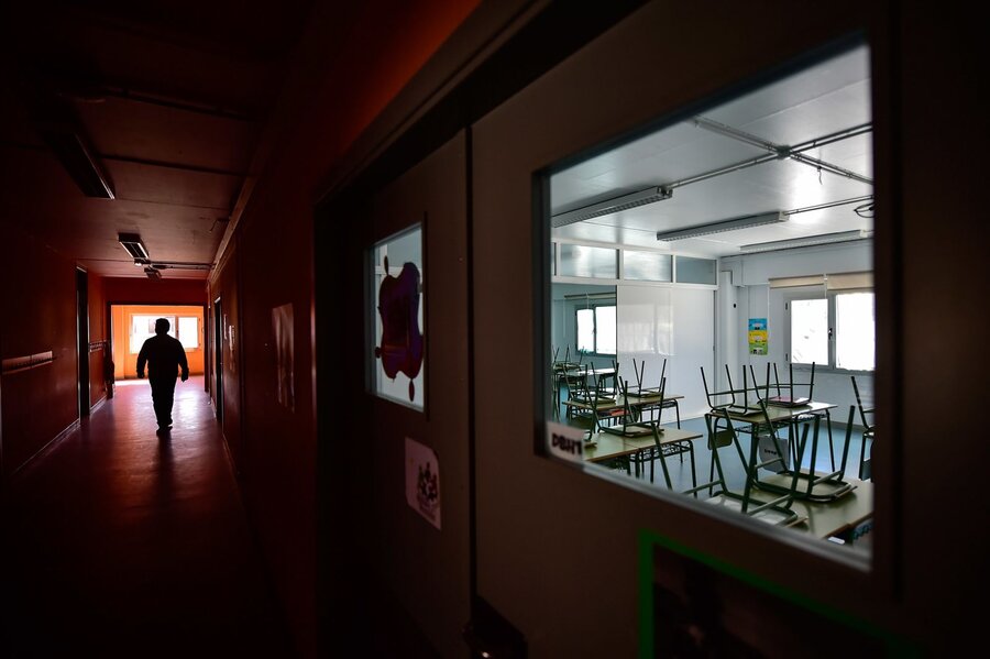 مادرید/ اسپانیا. معلمی در مدرسه خالی قدم می‌زند