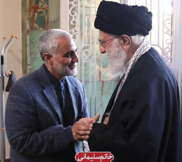 لبخند رهبر انقلاب و حاج قاسم سلیمانی در تصویری متفاوت | مرد میدان ؛ قهرمان ایران