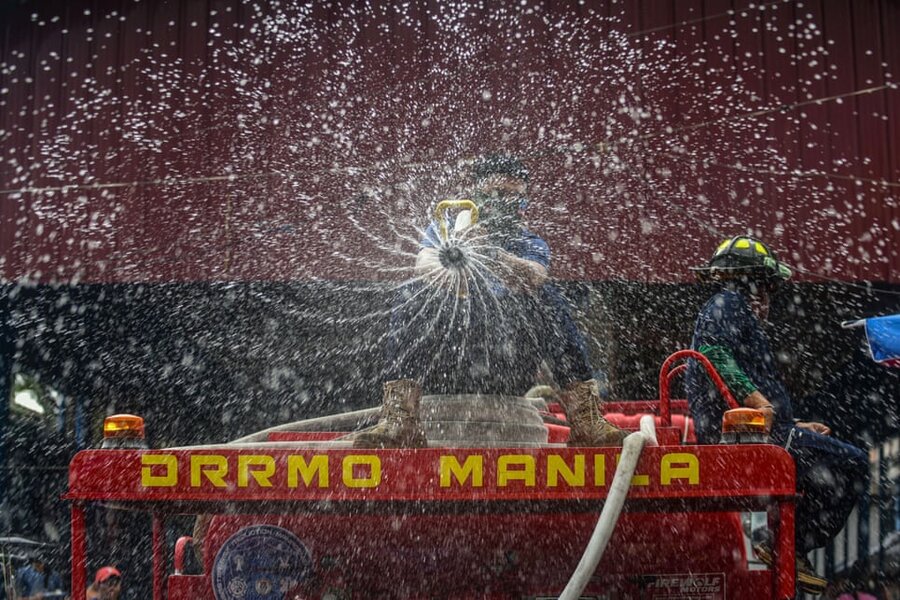مانیل/ فیلیپین. ضد عفونی بازار توسط مامورین آتشنشانی