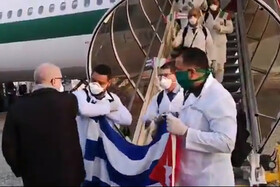 فیلم | لحظه ورود گروه ۵۲ نفره پزشکان کوبایی به ایتالیا