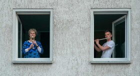 عکس روز| موسیقی در قرنطینه