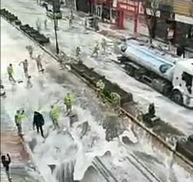 فیلم | گندزدایی متفات خیابان‌های وان ترکیه | آب و کف علیه کرونا