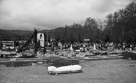 تصاویر متفاوت خاکسپاری غریبانه جانباختگان کرونا