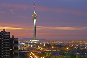 عکس | برج میلاد به احترام کادر درمان سبز شد