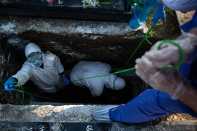 تصاویر | شیخی که قربانیان کرونا را بدرقه می‌کند | نحوه تدفین بیماران کرونایی