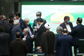 عکس | نمایندگان هم فاصله اجتماعی را رعایت نمی‌کنند