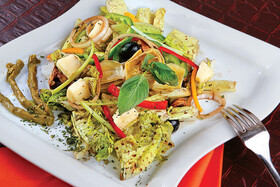 طرز تهیه سالاد یونانی | این خوراک ساده غذای افلاطون بوده است