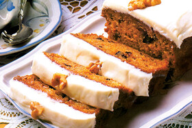 طرز تهیه و فوت‌کوزه‌گری یک کیک هویج عالی | تا حالا با سبزی و میوه و آرد کیک پخته‌اید؟