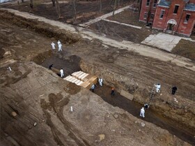 فیلم | تصاویر تکان دهنده دفن دسته‌جمعی جان‌باختگان کرونا در نیویورک