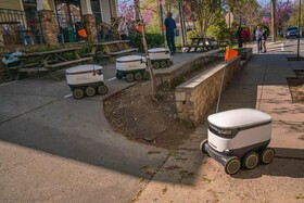 عکس روز | ربات‌های حمل غذا