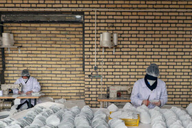 بانوانی ایستاده در جبهه تولید