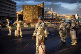 عکسی متفاوت از زنانی که میدان انقلاب را ضدعفونی می‌کنند