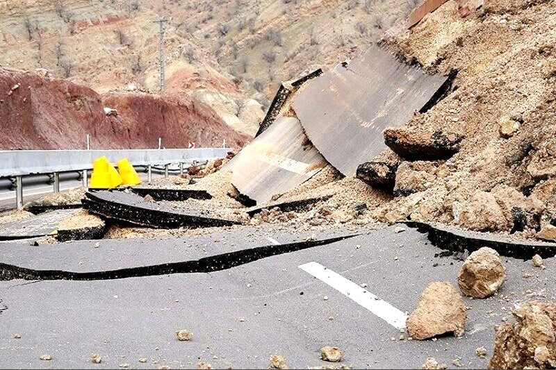 ریزش سنگ در جاده