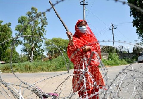 تصاویر | قرنطینه به سبک زنان چوب به دست | غریبه‌ها در این روستا جایی ندارند