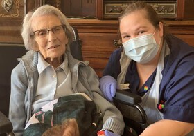 پیروزی در ۱۰۶ سالگی | پیرترین بازمانده کرونا مرخص شد