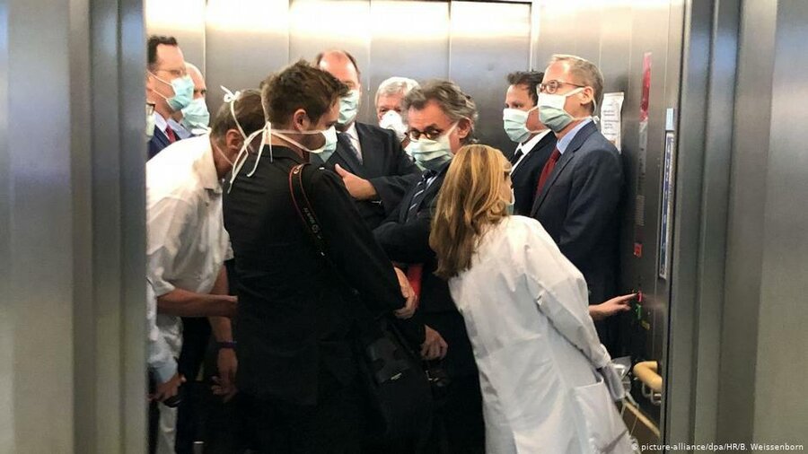 دردسر سوارشدن وزیر بهداشت آلمان به  آسانسور شلوغ