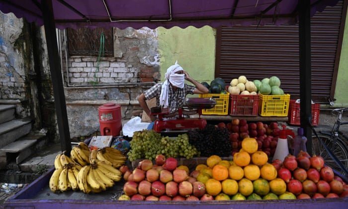 کسب و کار یک میوه‌فروش خیابانی در هند در زمانه کرونا