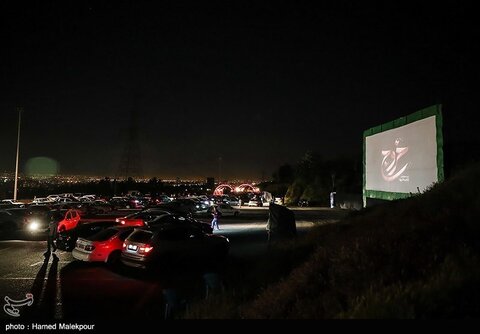تصاویر نخستین سینما ماشین در برج میلاد | تماشای متفاوت «خروج» حاتمی‌کیا
