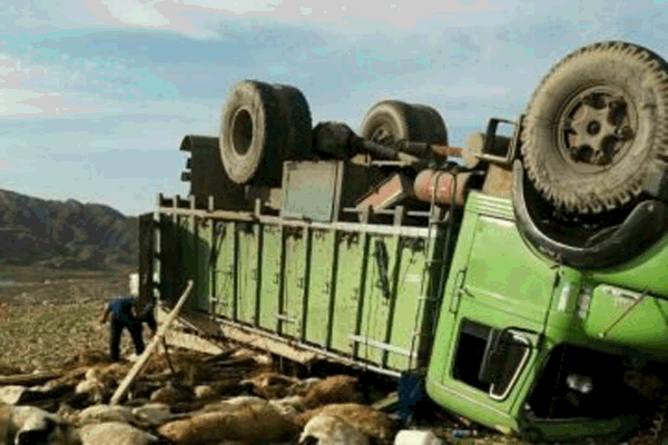واژگونی کامیون