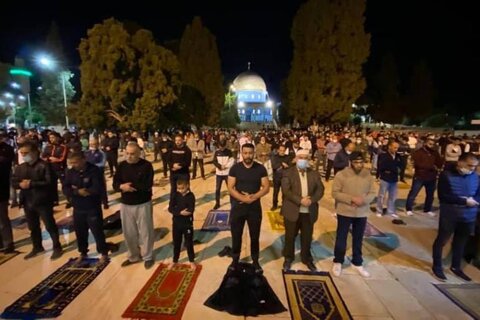 حضور هزاران نمازگزار در مسجد و محوطه اقصي