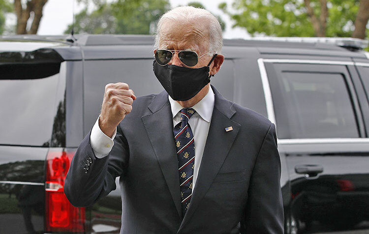 جو بايدن با ماسك بر چهره