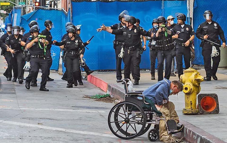 شليك پليس آمريكا به بي‌خانمان معلول
