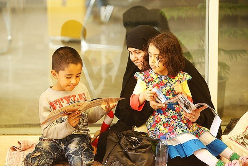 کتاب خواندن مادر و کودک