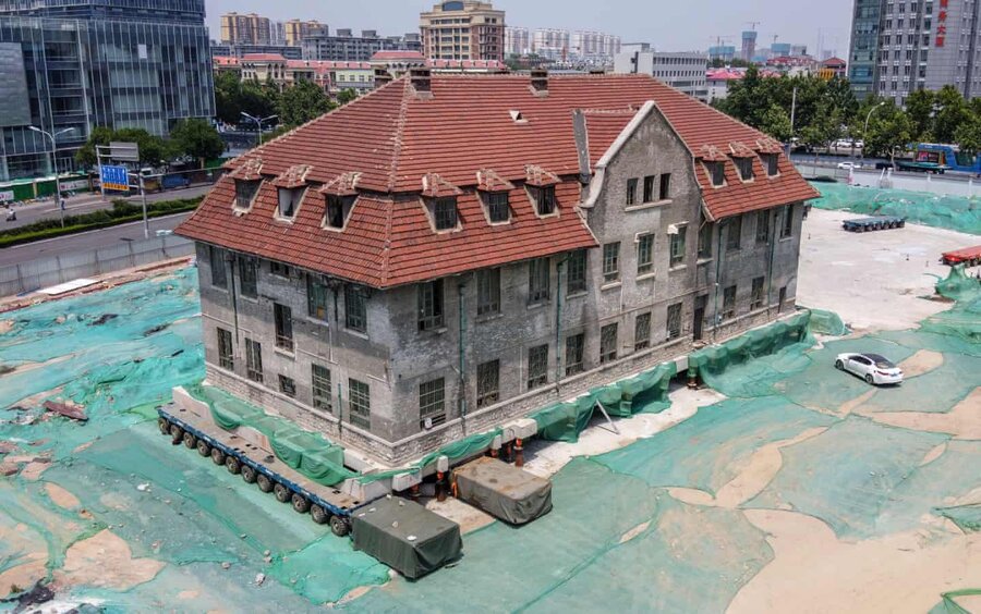 عکس روز| جابهجایی خانه صد ساله building