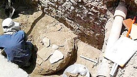 فیلم | کشف خمره بزرگ اشکانیان و چاه سنگی ساسانیان در اصفهان