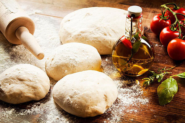 طرز تهیه خمیر پیتزا | فوت‌وفن درست‌کردن خمیر ترد و پفکی