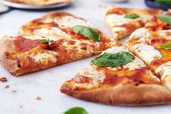 طرز تهیه پیتزا ساده در خانه | ۵ نکته طلایی برای درست کردن پیتزا به سبک فست فودها