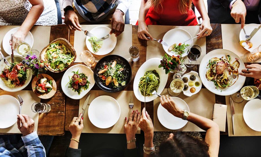 ۱۱ رفتار پرخطر در رستوران‌ها که ‌می‌تواند کرونا را به شما منتقل کند