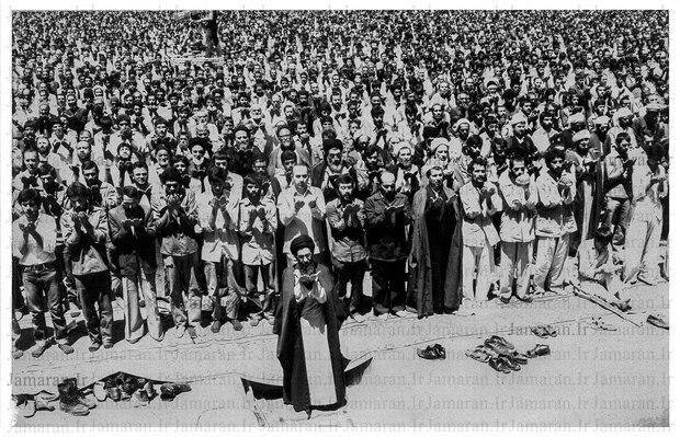 تصویر منتشر نشده از نماز جمعه رهبر معظم انقلاب با حضور شهید بهشتی، هاشمی و روحانی