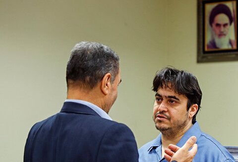 تصاویر | روح الله زم از دستگیری تا صدور حکم اعدام | ژست های مدیر آمد نیوز در شش دادگاه