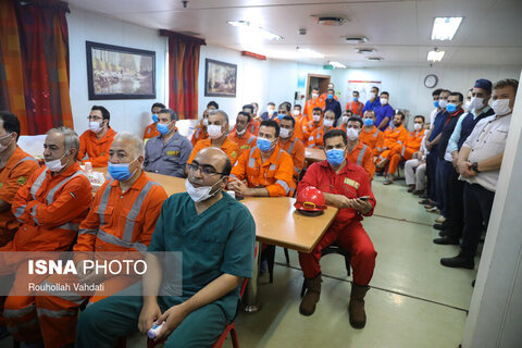 بازدید پرویز فتاح از سکوهای حفاری شناور سحر ۱ و۲