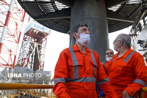 بازدید پرویز فتاح از سکوهای حفاری شناور سحر ۱ و۲