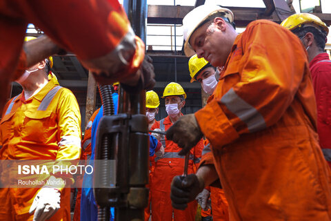 بازدید پرویز فتاح از سکوهای حفاری شناور سحر ۱ و۲
