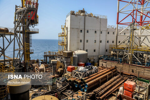 بازدید پرویز فتاح از سکوهای حفاری شناور سحر ۱ و۲