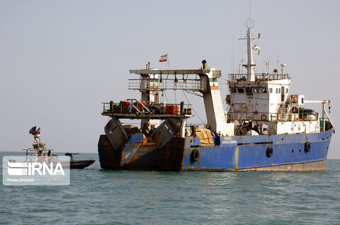 تصاویر کشتی های ترال توقیف شده در دریای عمان