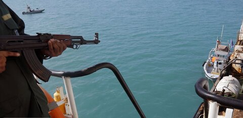 تصاویر کشتی های ترال توقیف شده در دریای عمان
