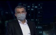 فیلم | واکنش مجری به ماسک معاون وزیر بهداشت | حریرچی: تکه‌ای از پیژامه‌ است