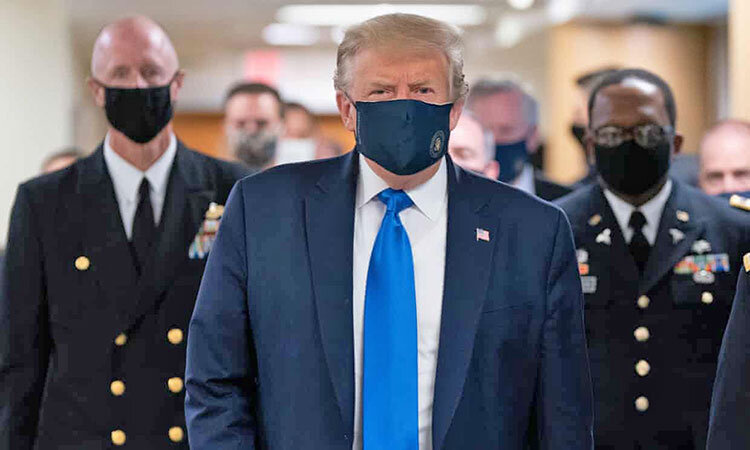 بازدید از یک بیمارستان نظامی | ترامپ سرانجام ماسک زد - همشهری آنلاین