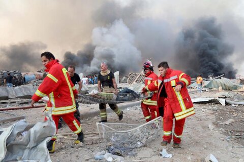 آتش‌نشانان در بندر بیروت در حال انتقال مصدومان
