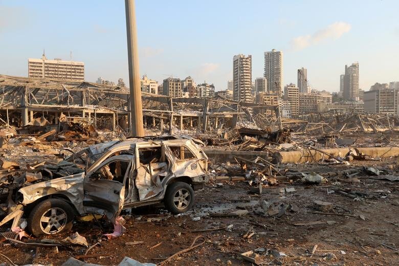 خودروی ویران شده و آوار ناشی از انفجار در بیروت