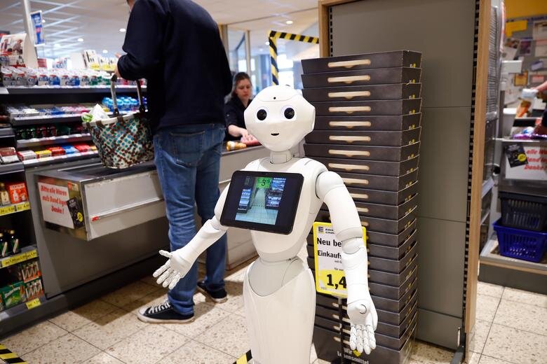 رباتی در آلمان که برای توضیح اقدامات محافظتی و ترویج همبستگی با یکدیگر در یک فروشگاه مواد غذایی همکاری می‌کند.