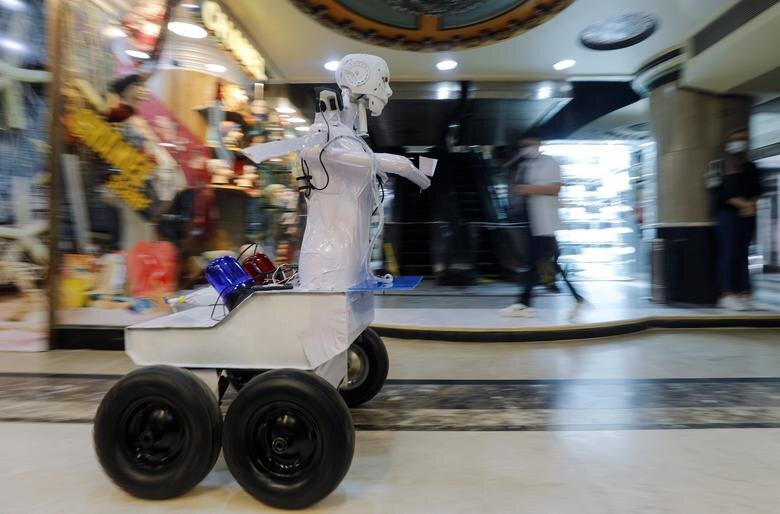 رباتی در مصر که در یک مرکز خرید گشت می‌زند و از افراد مبتلا به ویروس کرونا تست می‌گیرد.