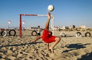 عکس روز | فوتبال در ساحل