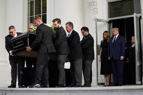 ترامپ با خانواده در مراسم تشییع جنازه برادرش رابرت+تصاویر