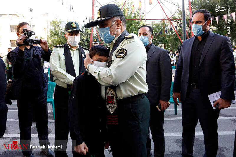 پسر شهید کرم پور در آغوش فرمانده نیروی انتظامی تهران بزرگ