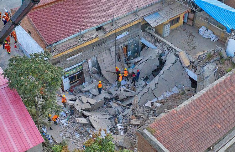 سقوط سقف یک رستوران در چین